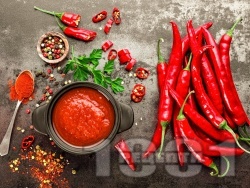 Чили сос с домати, люти чушки и чесън в буркани (зимнина) - снимка на рецептата